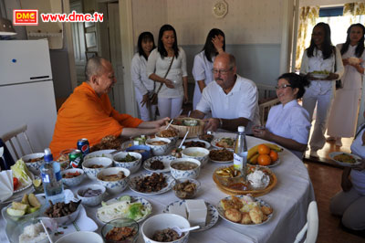 ถวายภัตตาหารแด่พระสงฆ์